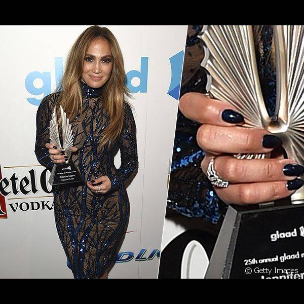 Tons s?brios s?o um dos favoritos nas produ??es de Jennifer Lopez, como o azul marinho usado na 25? premia??o GLAAD, em 2014